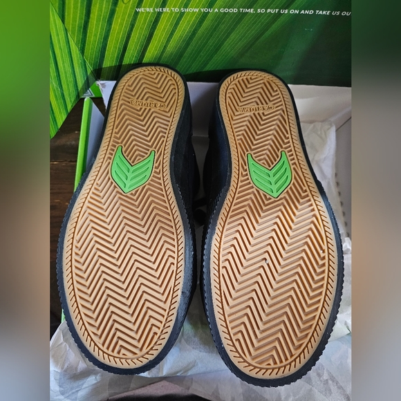 Cariuma OCA High Therma All Black Suede Boots Size 5M/6.5W NIB - Picture 3 of 9